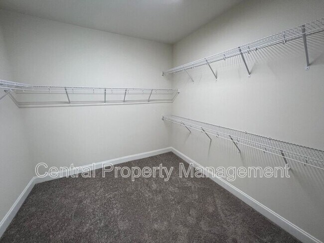 Building Photo - 102 Lariat Ct