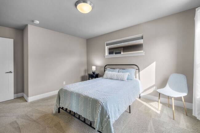 Building Photo - Triple Ridge 3 bed 3 bath home, Pool Access, A/C, Flexible Living Space!