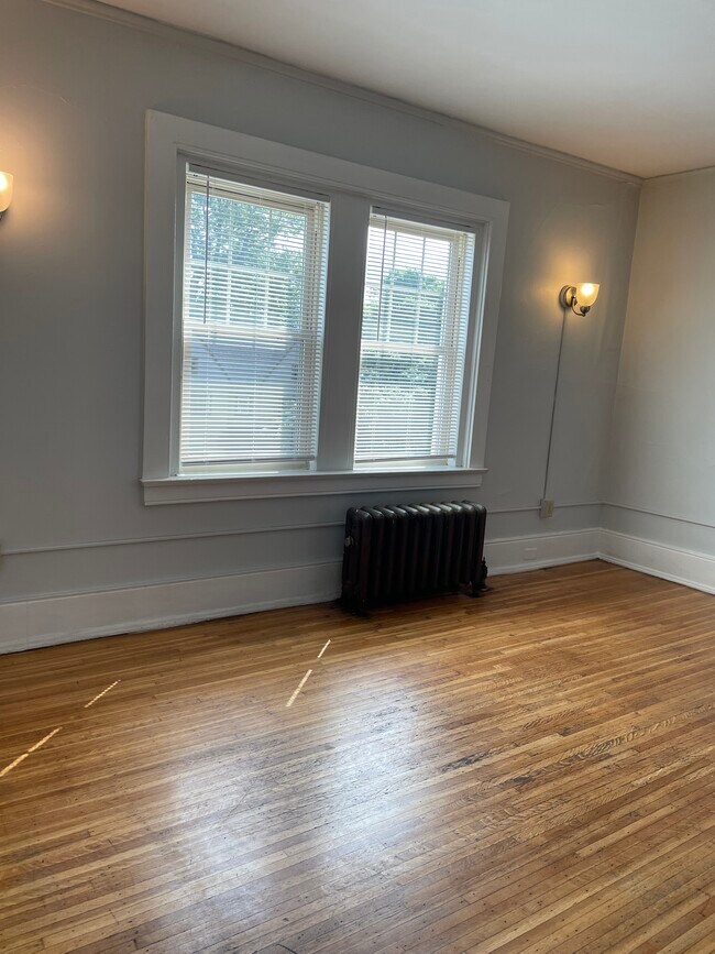 Building Photo - 185 Alexander St