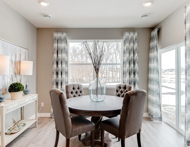 Building Photo - 1st Month Free! Charming, Sophisticated Ho...