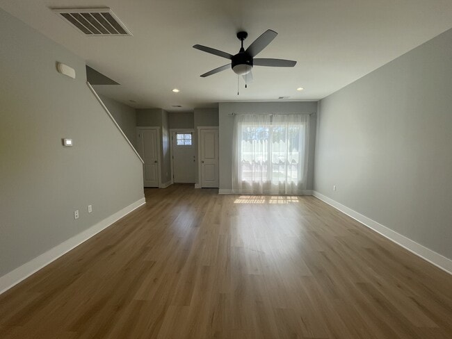 Building Photo - 140 Sunburst Villa Dr