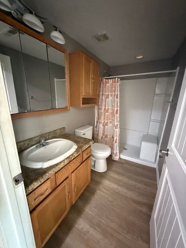 Building Photo - 3 bedroom/1 bath house