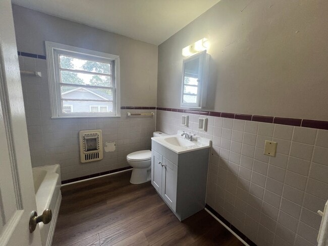 Building Photo - 3 bedroom 1 bathroom single level home