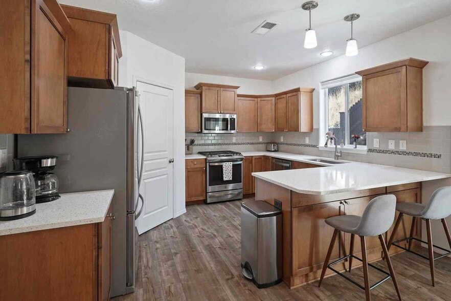 Building Photo - 2995 NE Quiet Canyon Dr