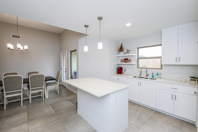 Building Photo - 1025 La Muralla St