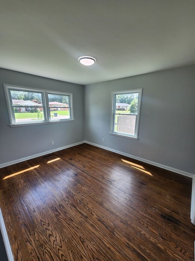 Building Photo - Beautiful 3 bedroom 1 bath with attached g...
