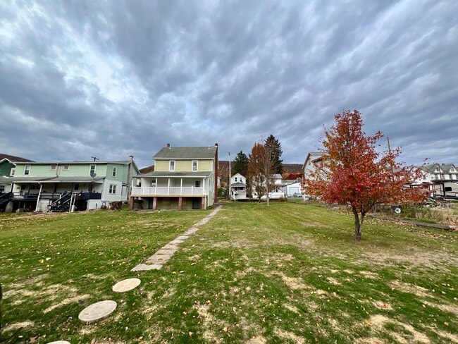 Building Photo - 423 Center St