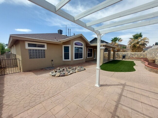 Building Photo - 4 BEDROOM 2 BATHROOM HOME 3 CAR GARAGE HOM...
