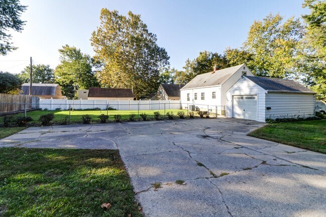 Building Photo - 602 S Mattis Ave