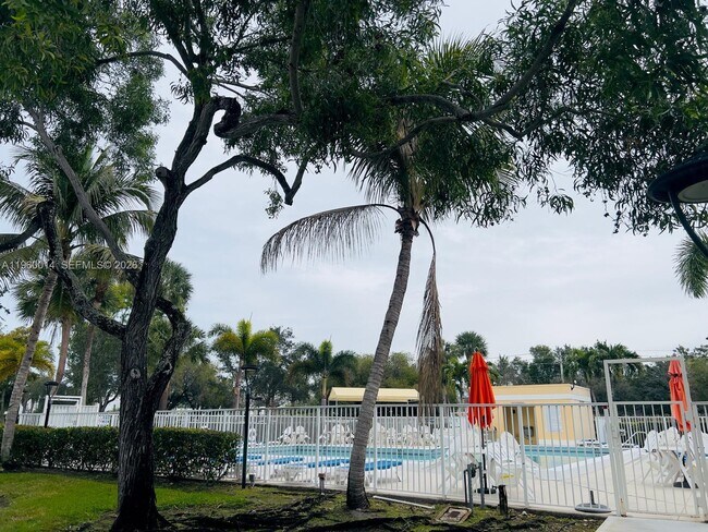 Building Photo - 491 Racquet Club Rd