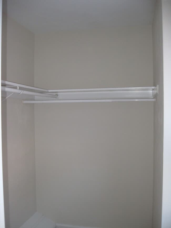 Building Photo - Lovely 3 bedroom Townhouse Available