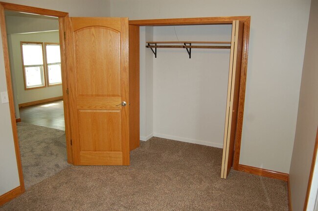 Building Photo - Cute & clean and close to campus!