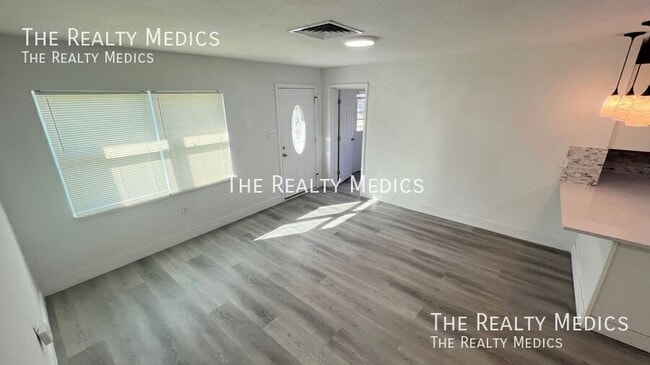 Building Photo - 2530 N Palm Dr