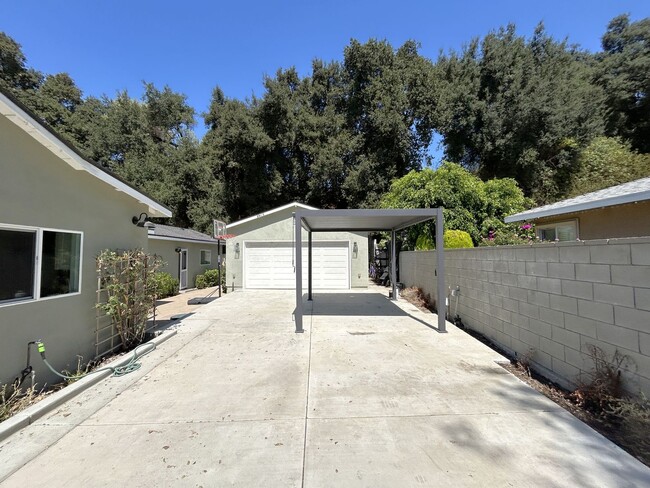 Building Photo - 247 W Woodland Oaks Dr