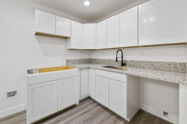 Building Photo - 1406 W Roosevelt Ave