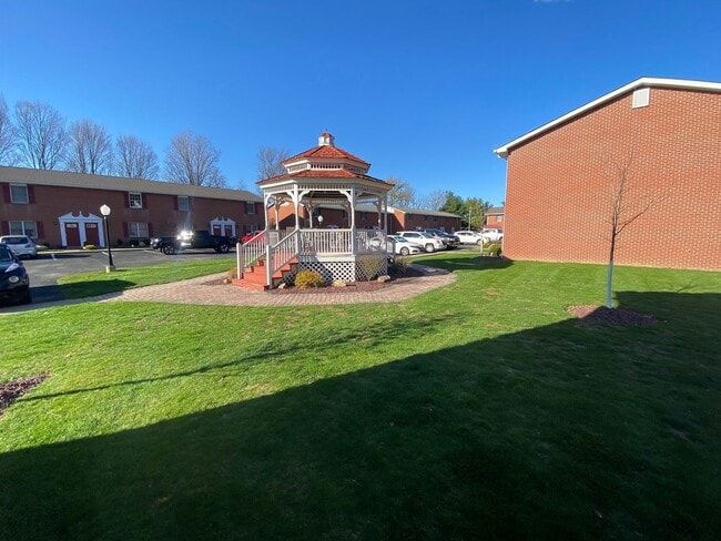 Building Photo - Wonderful 2BR Townhouse with Equipped Kitc...