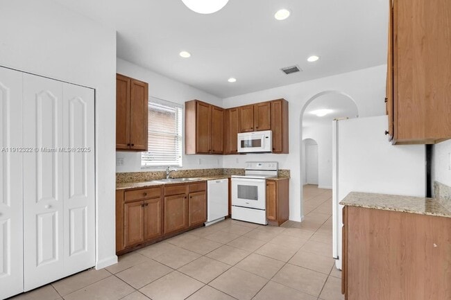 Building Photo - 1095 NE 39th Ave