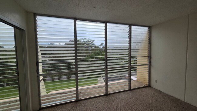 Building Photo - Ridgecrest ~ Spacious 2 Bedroom w/ 2 Reser...