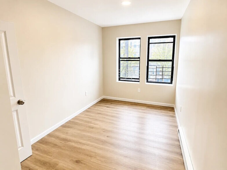 Building Photo - 383-385-385 Avon Ave