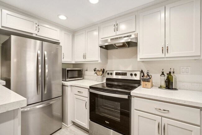 Building Photo - Upstairs Bright 2 bedroom Condo