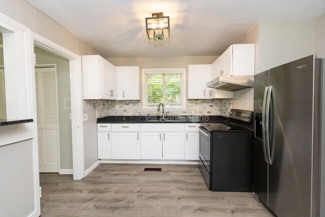 Building Photo - 1635 Dogwood Dr