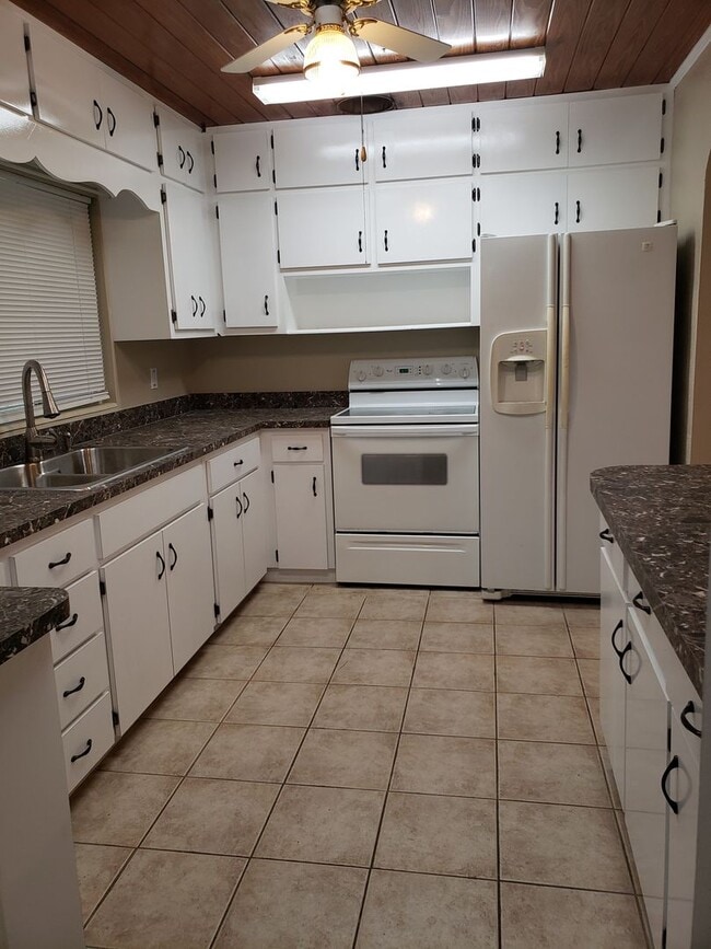 Building Photo - Gorgeous Historic 3/2 in Crystal River!!!