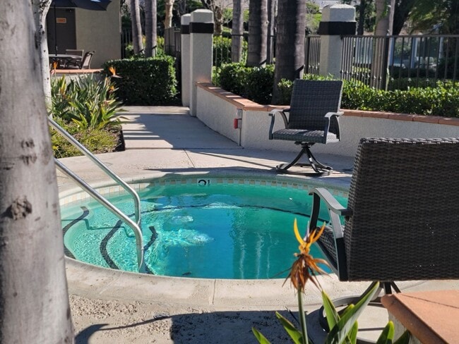 Building Photo - 2 BD/2 BATH