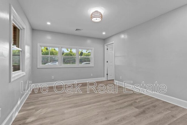 Building Photo - 1557 N Great Neck Rd