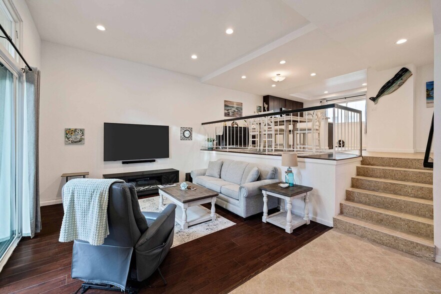 Building Photo - 255 Valley Dr