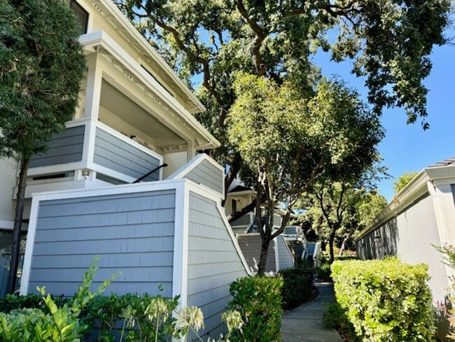 Building Photo - Wonderful 2 story condo in Ashford Ct-Detached 1 car garage, both bedrooms with attached bathroom...