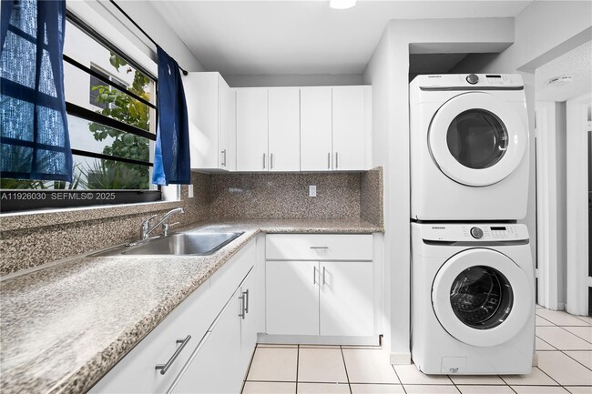 Building Photo - 7915 Harding Ave