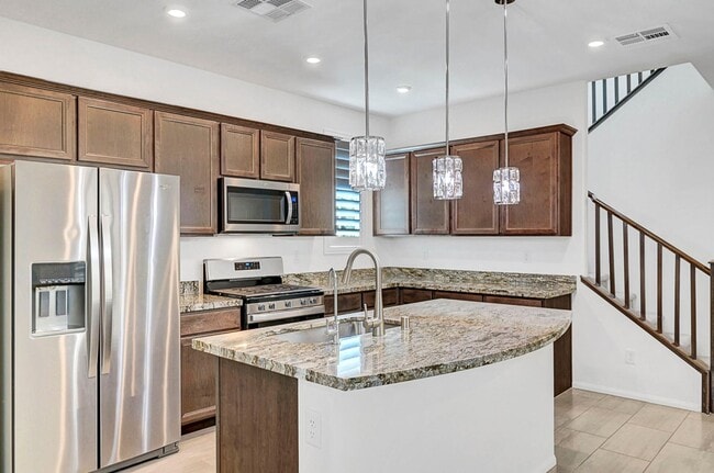 Building Photo - Stunning 3 Bedroom in Skye Canyon Master P...