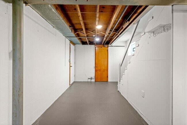 Building Photo - AVAILABLE SEPT 1ST!! GORGEOUS 3 BEDROOM IN...