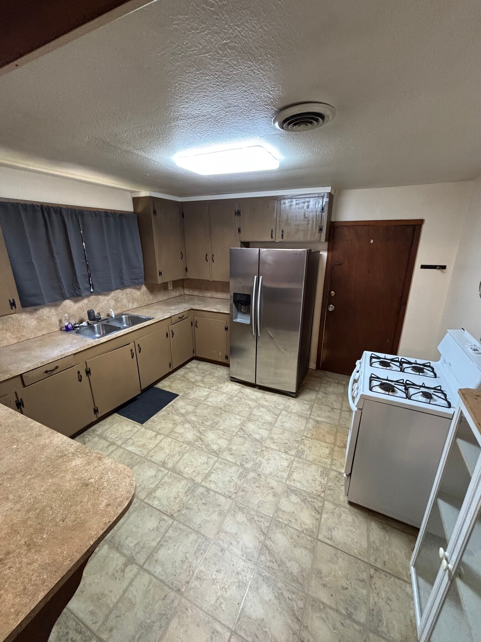 Building Photo - 17415 Sidney rd