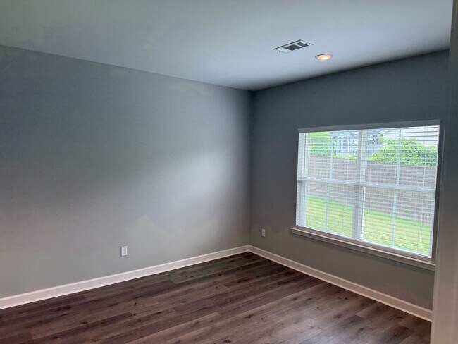 Building Photo - 3 Bed 3 Bath Home