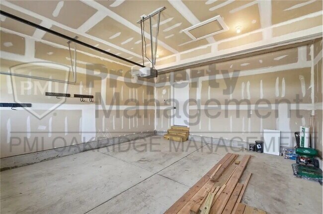 Building Photo - 3 Bed 3 1/2 Bath Single Family Home with Attached 2 Car Garage