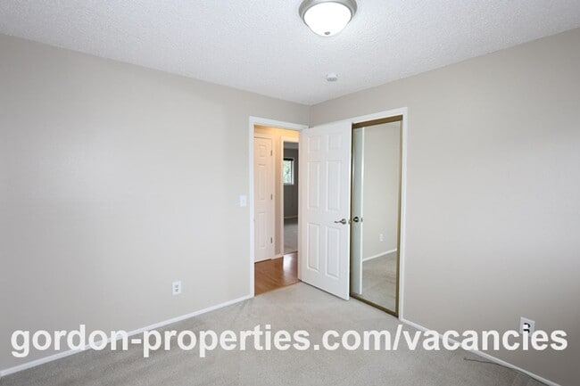 Building Photo - NE 22nd Ct - Gresham 4 bedroom split level home