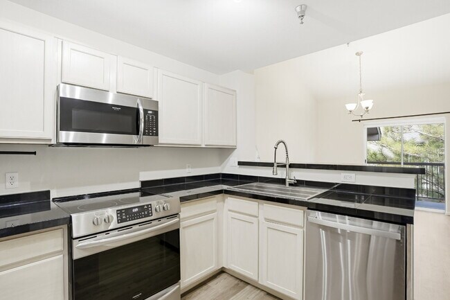 Building Photo - Updated Two Bedroom Condo in Great Location - Community Pool