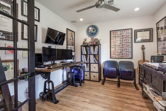 Building Photo - 715 Thistlewood Dr