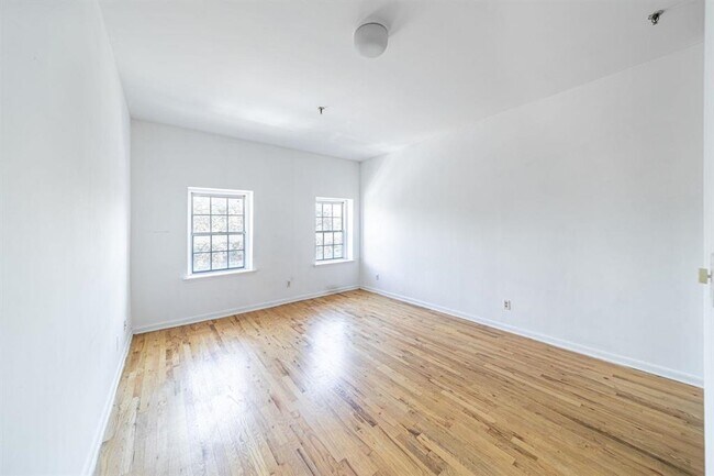 Building Photo - 227 Christopher Columbus Dr
