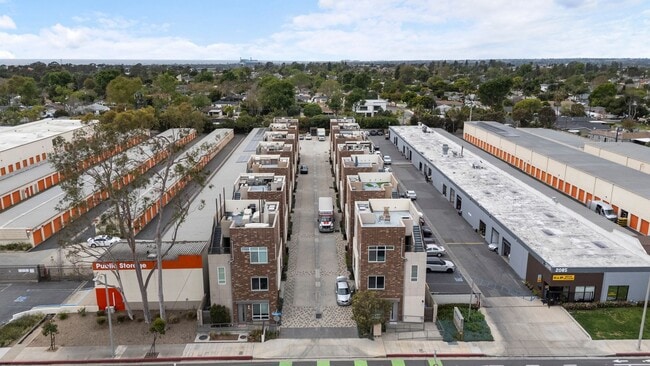 Building Photo - Detached Townhome - Private Roof Deck - With 360 Panoramic Views