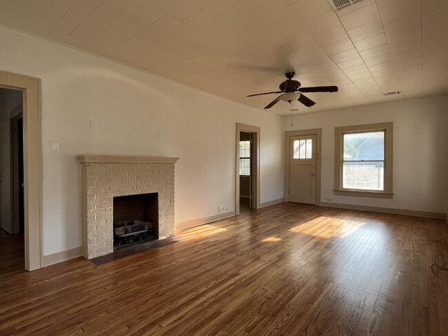 Building Photo - 2 Bedroom 1 Bath for Lease!!