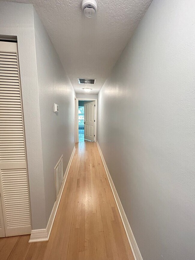 Building Photo - Gorgeous 3 Bed/3 Bath in Tranquil Gated Co...
