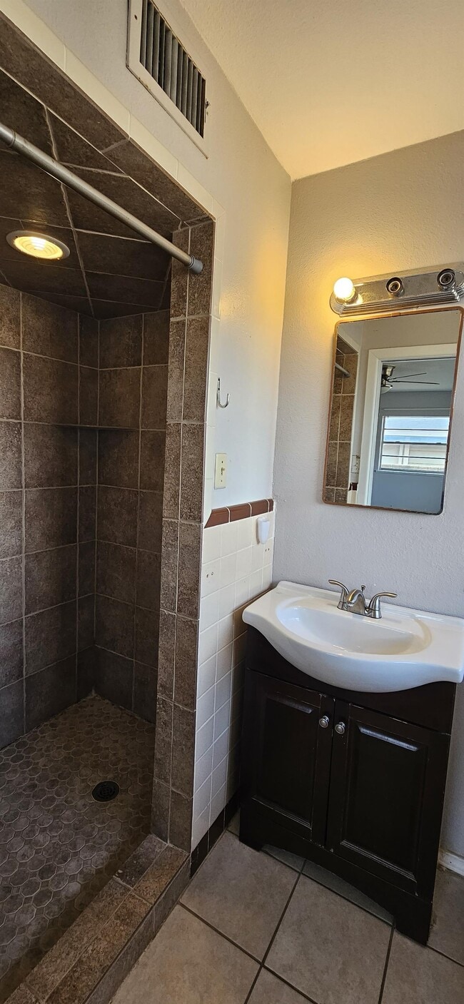 Building Photo - 304 Kessler Ave