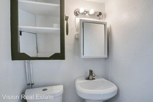 Building Photo - 565 S Main St