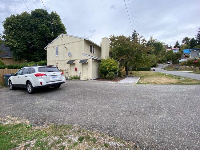 Building Photo - Spacious 3-Bedroom Remodeled Townhome in F...