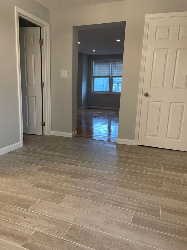 Building Photo - Well Maintained 2 Bedroom Condo w/Garage, ...