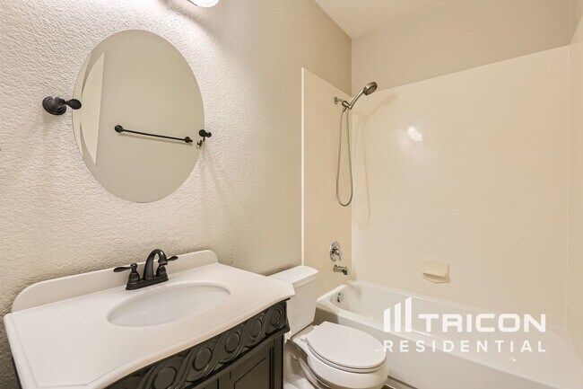 Building Photo - 2817 Deerhurst Dr