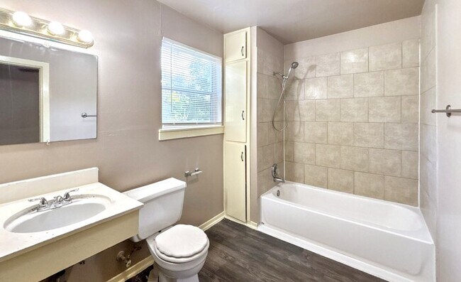 Building Photo - 5826 Burr Oak Dr