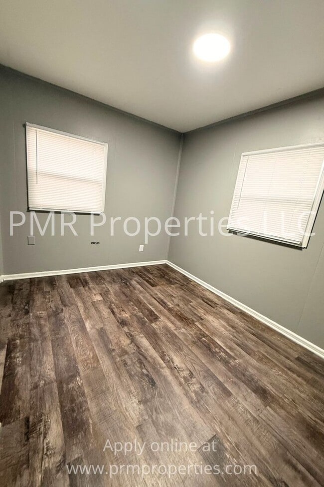 Building Photo - 3 Bedrooms / 1 Bathroom House